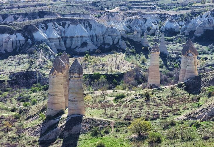 Kapadokya Aşk Vadisi’nde yer alan ikonik sütun biçimli peri bacaları ve çevresindeki doğa